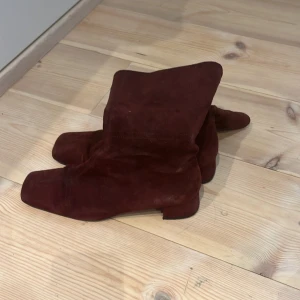 Boots - Snygga boots/stövlar med klack i vinröd sammet. Köpta secondhand. Bra skick. Läder på insidan, dragkedja från toppen hela vägen ner. Storlek 37 men passar mig me 39 oxå. Märke: Lino Moda. Säljer pga används inte. Ascoola!! 💗KOLLA MIN PROFIL