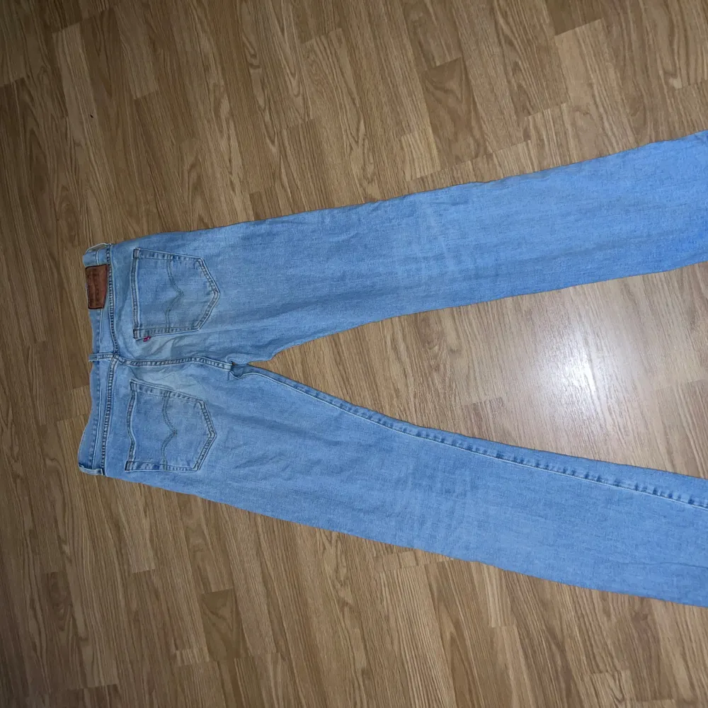 W32 L34 Cond 5/10 Lagat hål vid knät . Jeans & Byxor.