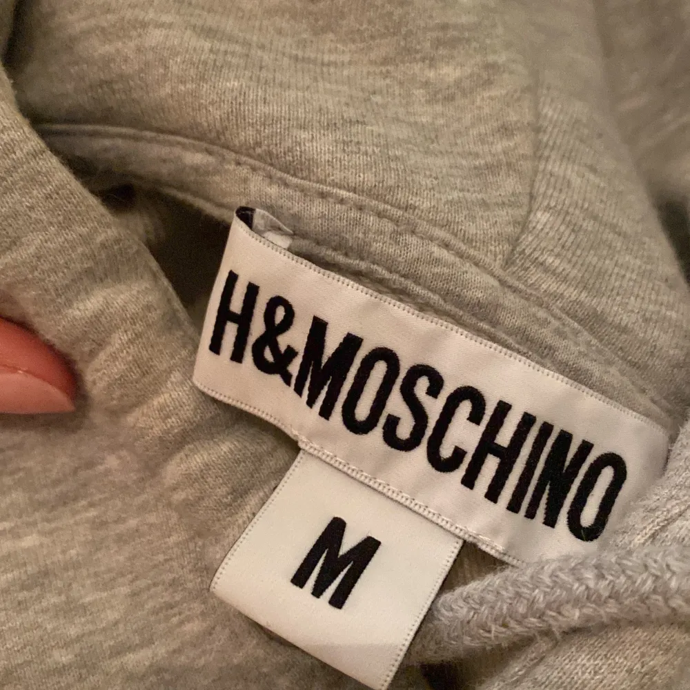 Så cool hoodie i storlek M och toppenskick 🥰 Från Moschinos kollektion med hm :). Hoodies.