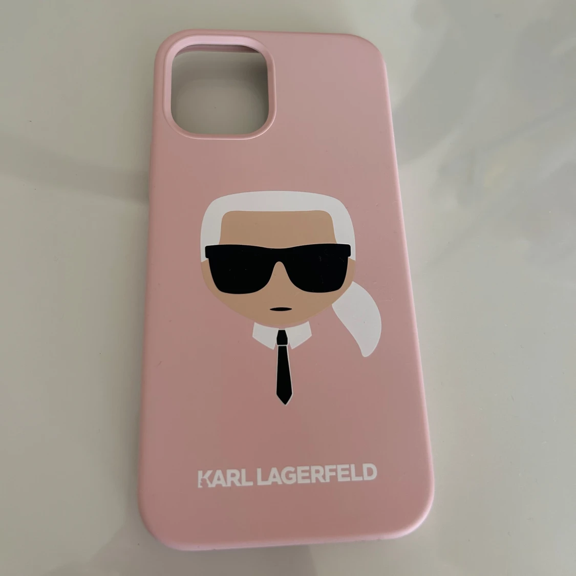Karl lagerfeld mobilskal 