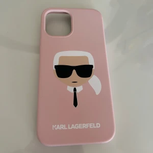 Karl lagerfeld mobilskal  - Säljer detta mobilskalet som är ifrån Karl lagerfeld, den kostar 350 nu men jag säljer för 100kr. Den är för iPhone 12. Tryck på köp nu, men om ni har frågor så får ni skriva till mig. 
