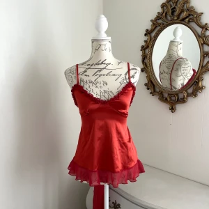 Röd volang topp - Fin röd vintage topp med volanger som knyts i midjan, storlek s 🩰