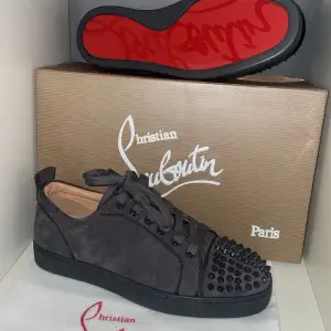 Säljer ett par grå sneakers från Christian Louboutin. går inte skriva att de inte är äkta