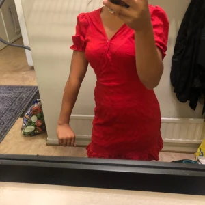 Röd sommarklänning - Röd kort sommarklänning, säljer pga kommer inte till någon användning längre, Skriv för frågor och fler bilder Bra skick 