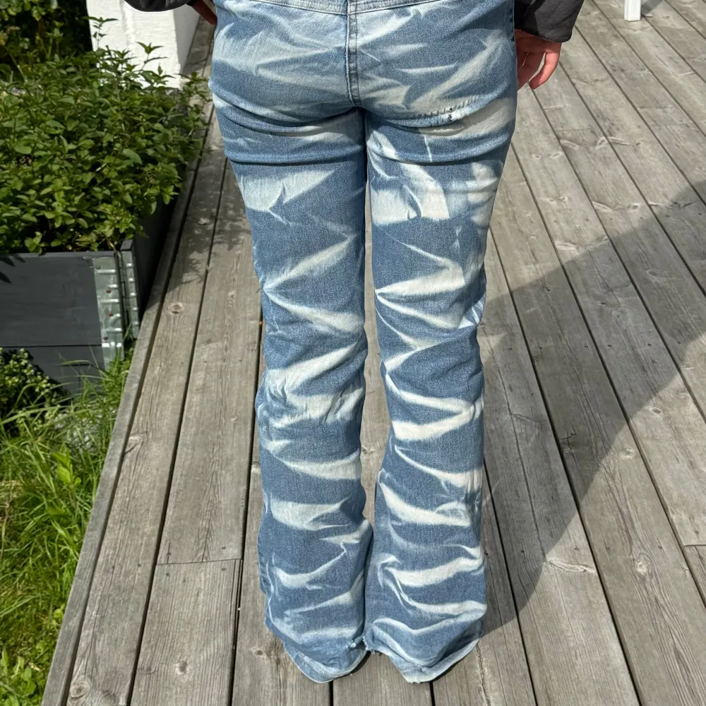 Säljer ett par så sjukt coola, unika jeans💕jeansen har en liten defekt som syns på sista bilden, men absolut inget man tänker på. Passar mig som är 160💕Midjemåttet är 35 cm och innerbenslängden 76 cm💕. Jeans & Byxor.