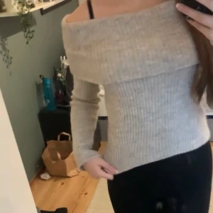 Stickad tröja  - Säljer denna jätte söta stickade tröjan som inte kommer till någon stor användning som ny använd 1 gång 