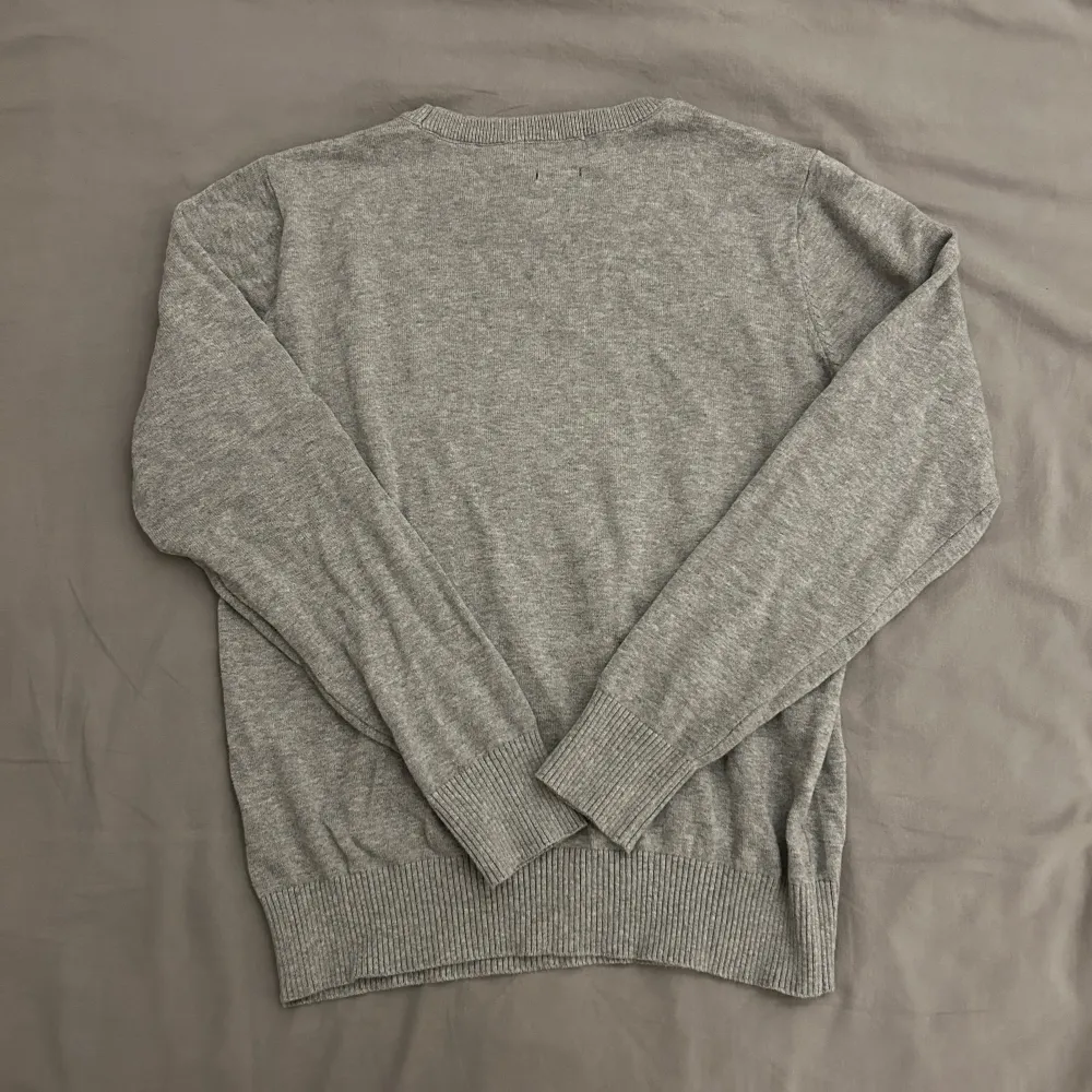 Grå stickad Ralph Lauren sweater i size S, är använd en gång men krympte i tvätten och sitter nu mer som XS, fortfarande grym passform även om den krympte lite  . Tröjor & Koftor.