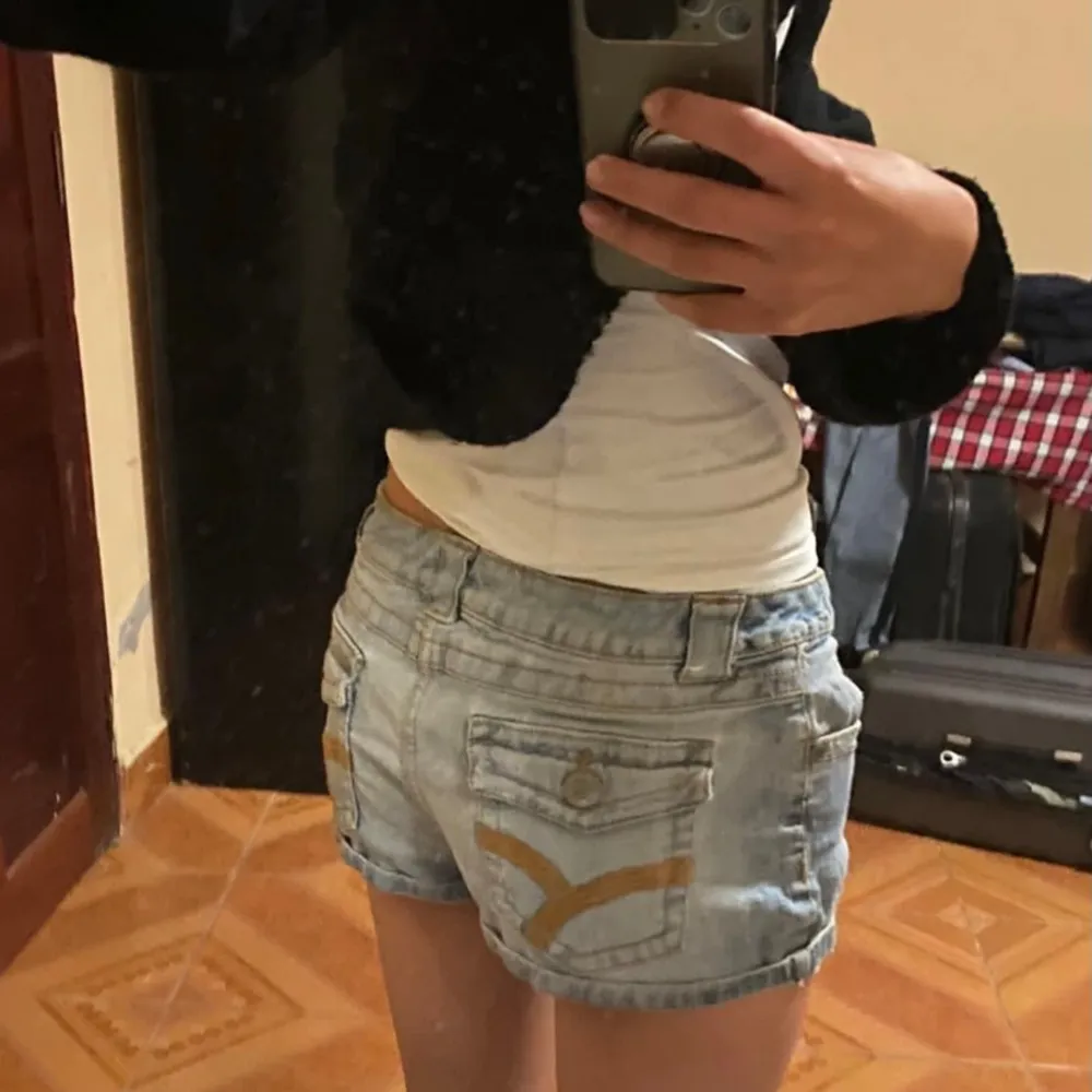 Jätte fina jeans shorts köpta i Spanien på en marknad💗storleken står inte men jag skulle säga att den passar storlek XS ,S och M. Jag har bara anvönt dom en gång💕. Shorts.