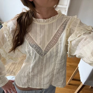 Volang blus - Säljer nu denna från mango 