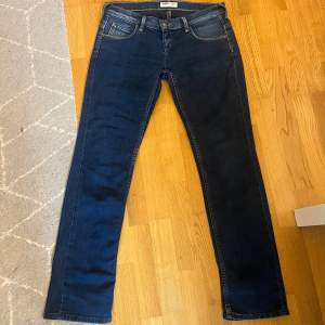 Supersnygga jeans från lee, dem är som helt nya inga slitningar och säljer eftersom att dem inte passar. Midjemått rakt över 40cm och innebenslängd 78cm💕💕