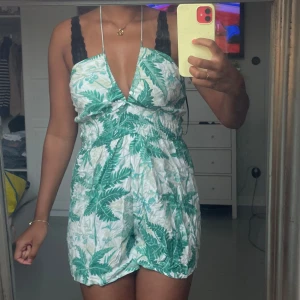 Mönstrad playsuit - Supersöt mönstrad playsuit ( har svart bh under inye en del av den) som är halterneck och öppen i ryggen. Pris går att diskutera