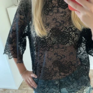 Spetstopp från ganni - Stegs topp i Tshirts modell från Ganni. Varan säljs inte längre hos Ganni. Ingen stretch och en oversized modell, ska inte sitta tajt