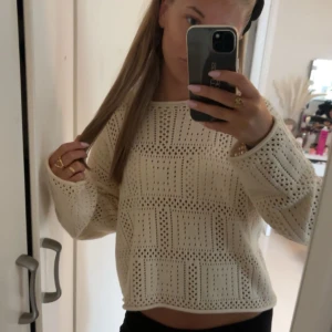 Virkad tröja - Säljer denna jätte fina virkade tröjan från VeroModa, den är använd några få gånger så skicket är fint💕