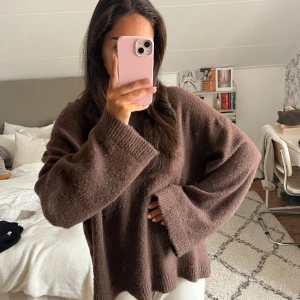 Brun stickad tröja gina tricot - Brun stickad tröja från Gina premium collection, så fin och härlig! Lite oversized i storleken, detta är en S💕