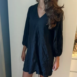 Svart klänning - Säljer denna super fina klänningen då den inte kommer till användning, ganska använd 💗