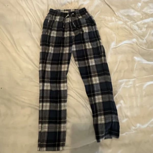 Pyjamasbyxor  - Säljer då de är för små för mig! Bra skick💕 Innerbenslängd ca 73cm 