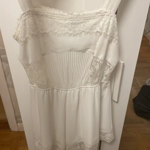 Klänning  - Säljer en vit spets klänning med insydda shorts. Perfekt till fest osv. Använd många gånger men fortfarande i bra skick. Säljer då den inte kommer till någon användning längre. Köparen står för frakten!