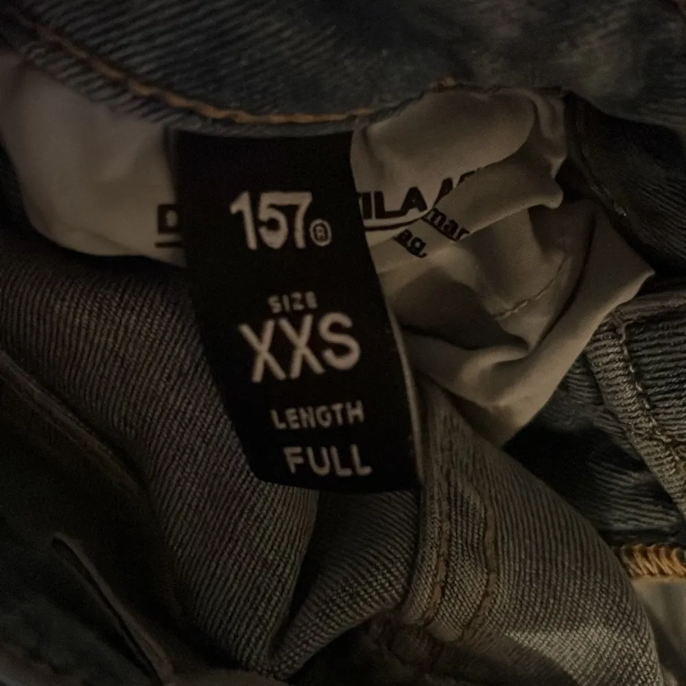 Jeans från lager 157 ganska stora för sin storlek men sitter väldigt bra 😊 . Jeans & Byxor.