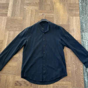 Svart linne skjorta  - Säljer nu denna sjukt snygga svart linne skjortan för 179kr. Storlek S, Skick 9/10. Hör av dig för fler frågor!
