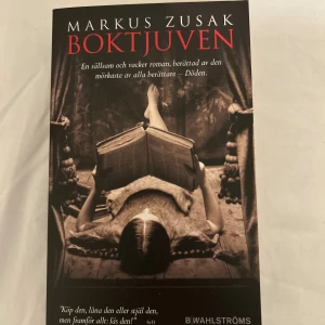 Boktjuven 🤍 - Boktjuven av Markus Zusak, väldigt populär på booktok!! Format: Pocket. Språk: Svenska. Oläst, men har en liten vikning vid ett hörn 🤍