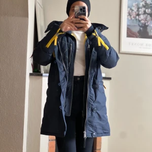 Otroligt fin jacka - Jackan är i toppen skick, användes väldigt lite Färg: mörkblå Storlek:S Skriv gärna om du undrar över någonting 