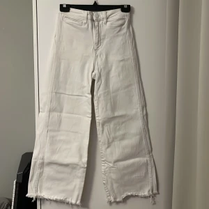 Vita jeans - Passar nog någon runt 155-160 skulle jag gissa på. Står storlek 34 men ser lite små ut så kan säkert passa 32 också. Mycket bra skick.