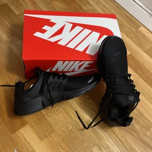 Nike skor Prestos - Nike skor i storlek 47, har aldrig använt dem köptes från Nike.se och är nya dessutom så finns kvitto och paket med