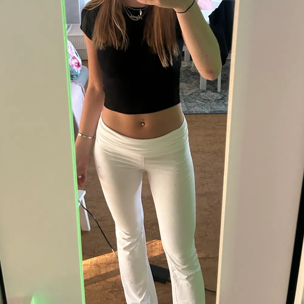 Säljer mina vita ”yoga pants” från gina. Endast använda 1 gång. Storlek 164🤍. Jeans & Byxor.