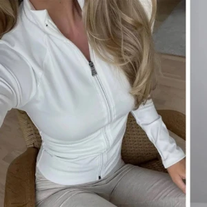 Nelly träningströja  - Säljer denna full zip top från Nelly i strl Xs, använd två gånger. Finns en liten liten fläck bild nmr 5 inget man ser då den är så liten! Annars jättebra skick nypris 349kr