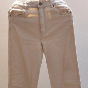 Jeans - Säljer dessa krämvita/beiga jeansen raka i benen och väldigt strechiga använt ett fåtal gånger ( skriv för fler bilder)🫶🏼