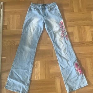 Snygga jeans  - Snygga mid waist jeans med paljet detaljer på ena sidan Andvända 1 gång