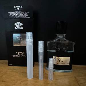 Creed aventus edp | Köp av sampels eller hela flaskan vid bra erbjudande, 100ml nästan full | 2ml 65kr | 5ml 119kr | 10ml 229kr | Vid köp av flera så fixar jag bundle | Perfekt till sommaren och våren | Nypris ca 3500kr-4000kr |Hör av dig innan köp 🙏