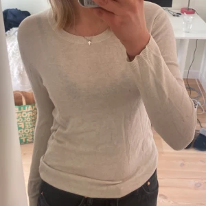 Zara tröja - Säljer denna jättesöta tröjan som är vintage Zara. Köpt second hand men i gott skick. Svalt material som inte sticks alls. Skicka ett meddelande vid frågor eller för fler bilder 💗