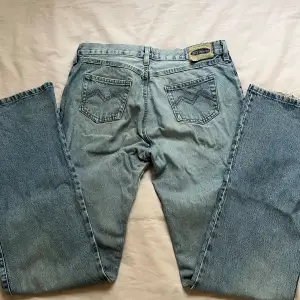 Ljusblå jeans som sitter lågmidjat! De är lite långa på mig som är 1,70💋 Säljer på grund av att de inte kommer till användning💓 