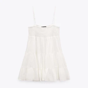 Vit ZARA klänning - STUDENTKLÄNNING! Sparsamt använd då den inte riktigt passar mig - jättefint skick! ❤️ Världens skönaste klänning, ribbad över bröstet, nypris 399kr men säljs inte längre