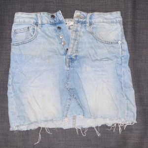 Jeanskjol - En söt jeanskjol som jag tyvärr inte passar i längre 