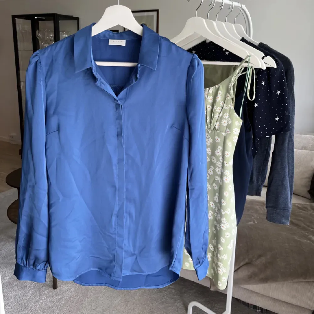 Blå satinskjorta från Vila i storlek 34. Använd endast en gång då färgen inte passade på mig. (Bild 3 är lånad) . Skjortor.