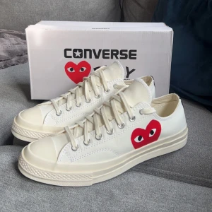 Cdg converse - Tja, säljer dessa cdg converse som jag fick i födelsedagspresent, säljes då jag ej använder dom, strl 43! Knappast använda, finns en liten ”defekt” som syns på bild 4( syns inte när du använder dom) kom pm vid fler frågor