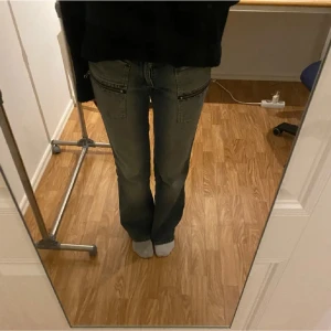 Lågmidjade jeans - Skit snygga lågmidjade byxor med stora fickor med dragkedja. Väldigt långa! Size 30 (är som st s/m/36/38)