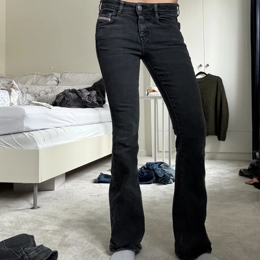 Lågmidjade jeans från diesel i sjukt snygg tvätt och passform. Jätte bra skick nypris ligger på ca 1500 kr. Jag är 165 cm. Jeans & Byxor.