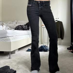 Lågmidjade jeans från diesel i sjukt snygg tvätt och passform. Jätte bra skick nypris ligger på ca 1500 kr. Jag är 165 cm