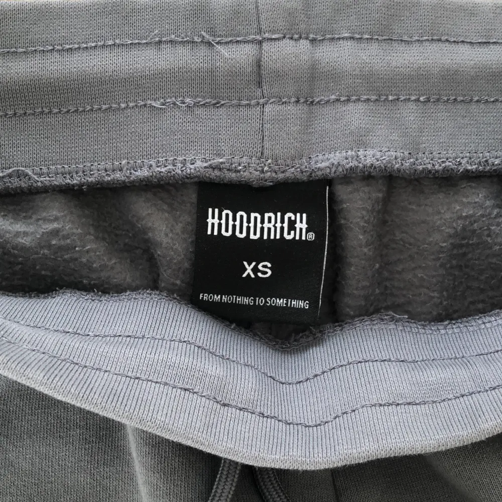 Hoodrich byxor säljer dem för att jag inte använder dem mer lite fläckiga bra skick,äkta. Jeans & Byxor.