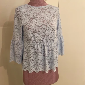 Ljusblå spetts blus  - Ljusblå spetts blus andvänd två gånger bra skick 