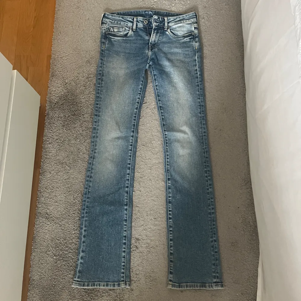 Low waist jeans från pepe💕köpta 2021, använda ett fåtal gånger. Lite bootcut. Nypris ca 1000. Skriv för mått eller fler bilder! (Sista bilden lånad). Jeans & Byxor.