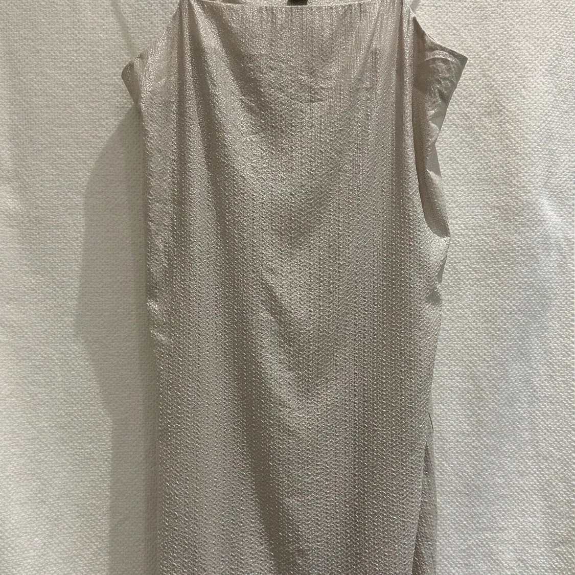 Tunn skimrande klänning från Monki