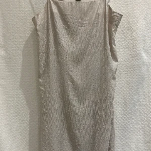 Tunn skimrande klänning från Monki - Tunn skimrande klänning från Monki. 