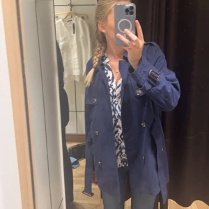 Trenchcoat från Esprit - Supersnygg och populär trenchcoat från esprit. Helt i ny skick! Nypris: 1 400kr