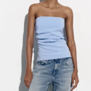 Zara topp - Säljer denna supersöta toppen från Zara!❤️                       Köpt i somras, slutsåld på hemsidan💗