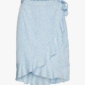Säljer denna jätte fina omlott kjol från vero Moda. Använd fåtal gånger och i ny skick. Kom privat för bilder på