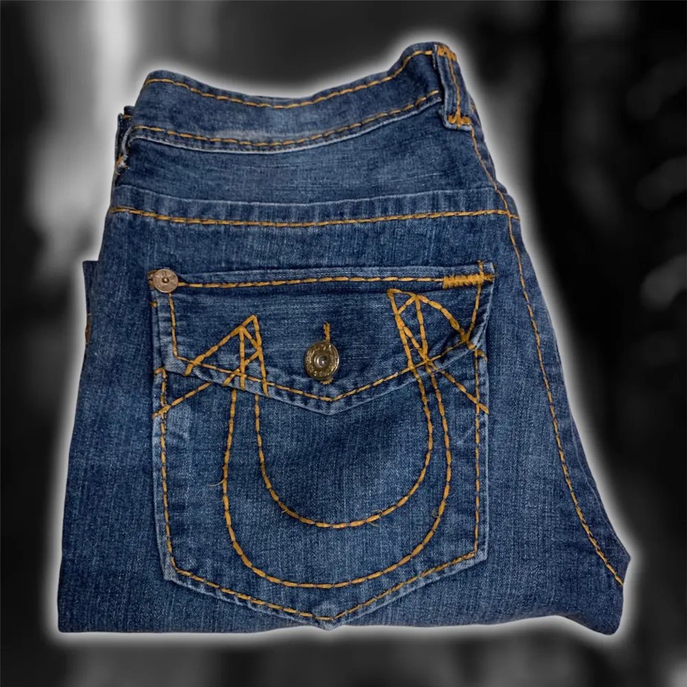 Asfeta trueys med flaps o gul stitching. Inga defekter ➕baggy passform. Pris inte hugget i sten så kom med bud🙏. Jeans & Byxor.